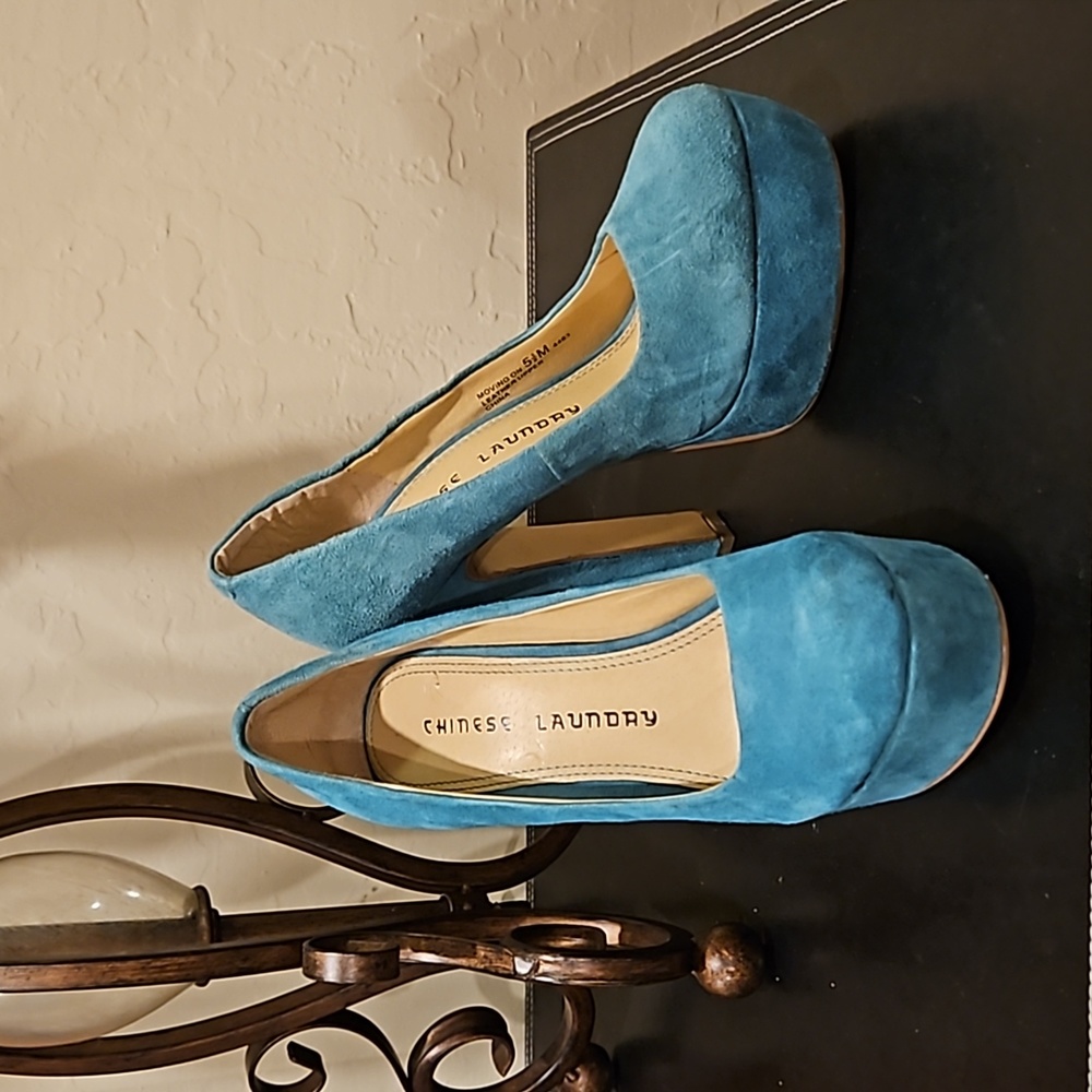 New Aqua Platform Pumps, Size 5.5 by CHINESE LAUNDRY - Picture 4 of 4